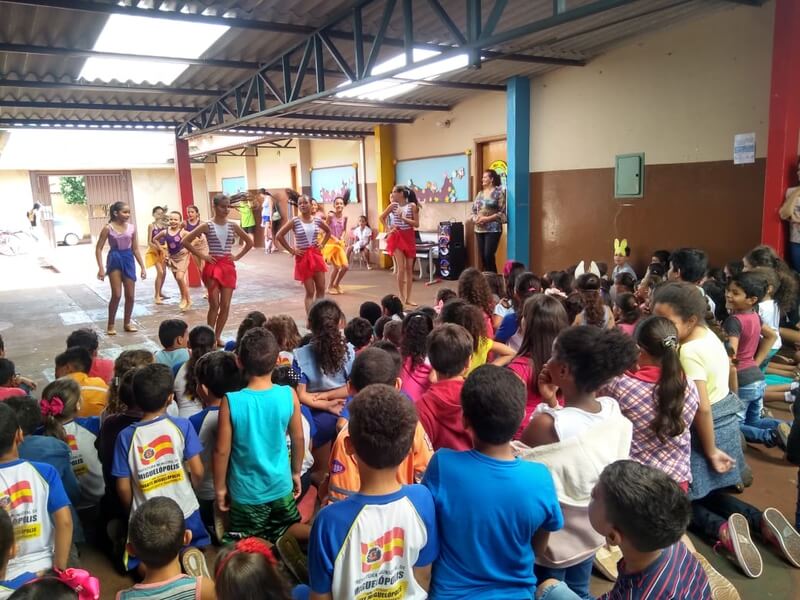 Agenda Móvel leva apresentação da Usina da Dança à Escola Municipal Jacinta Barbosa de Freitas de Miguelópolis